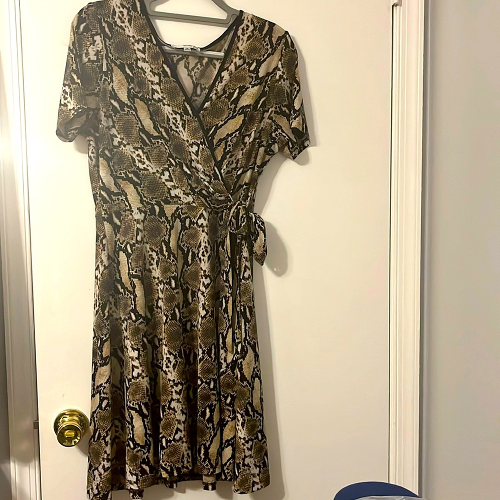 Studio One Snakeskin a-line 12 dress Short sleeve side wrap V neck Stretchy